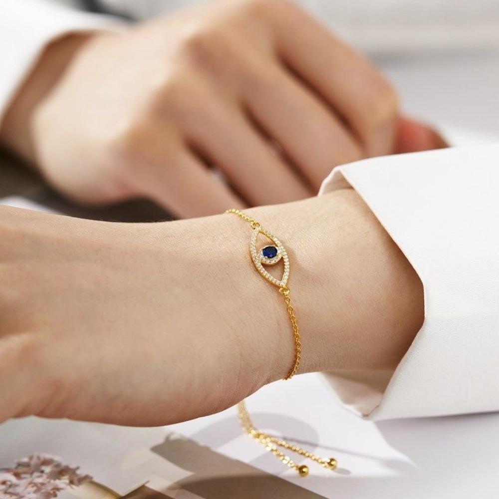 Elegant Golden Eye Bracelet